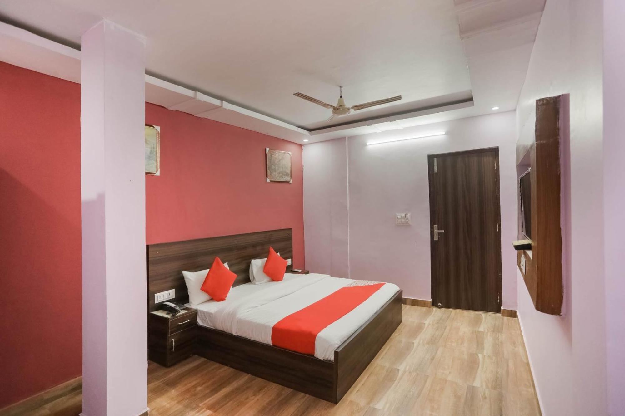 Hotel O Red Velvet Rooms & Banquet Faridabad Bagian luar foto