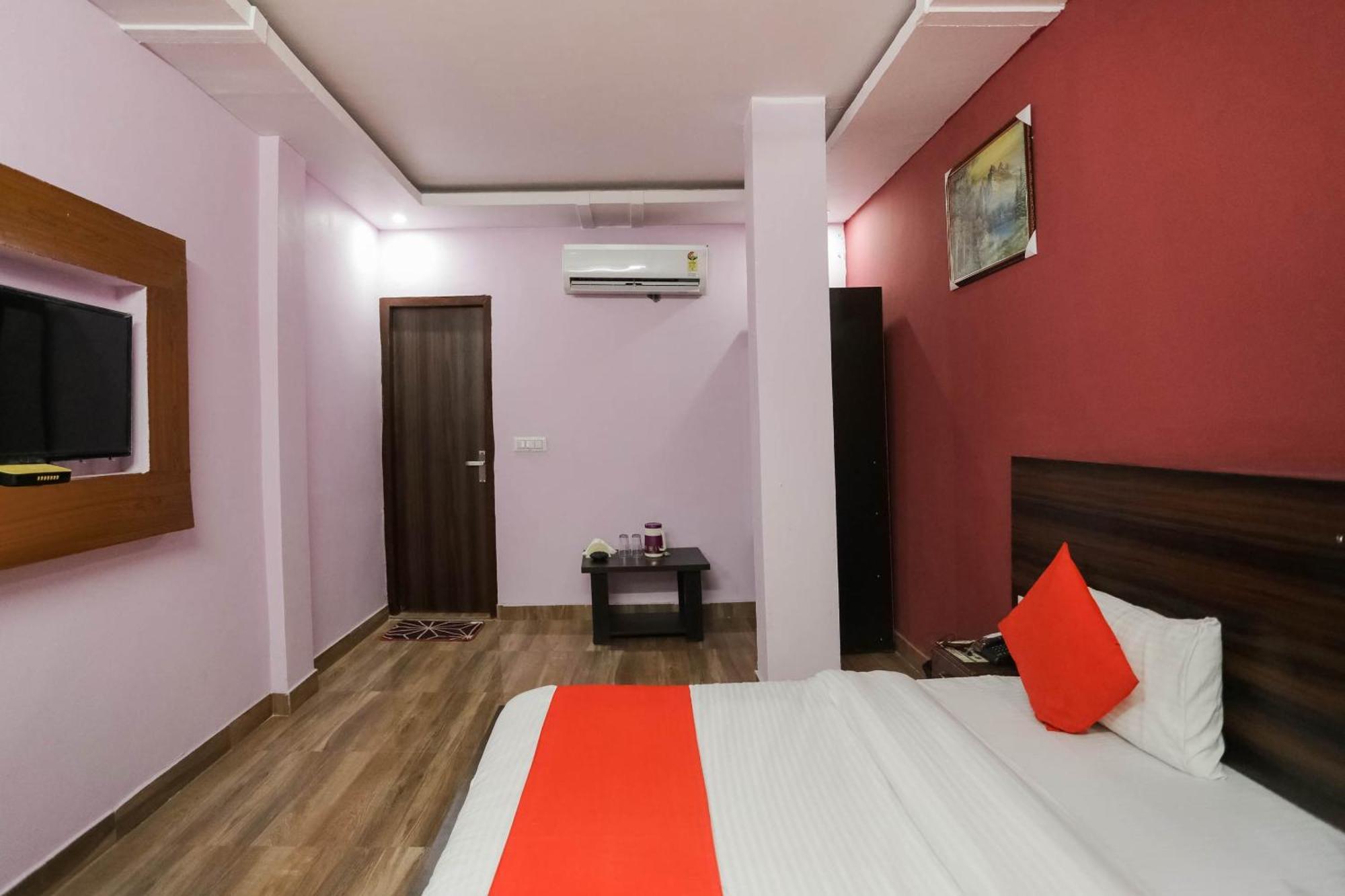 Hotel O Red Velvet Rooms & Banquet Faridabad Bagian luar foto