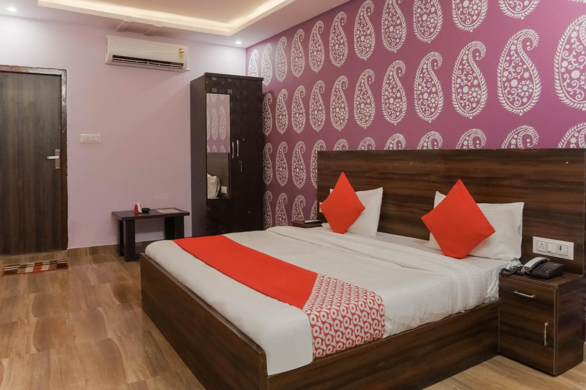 Hotel O Red Velvet Rooms & Banquet Faridabad Bagian luar foto