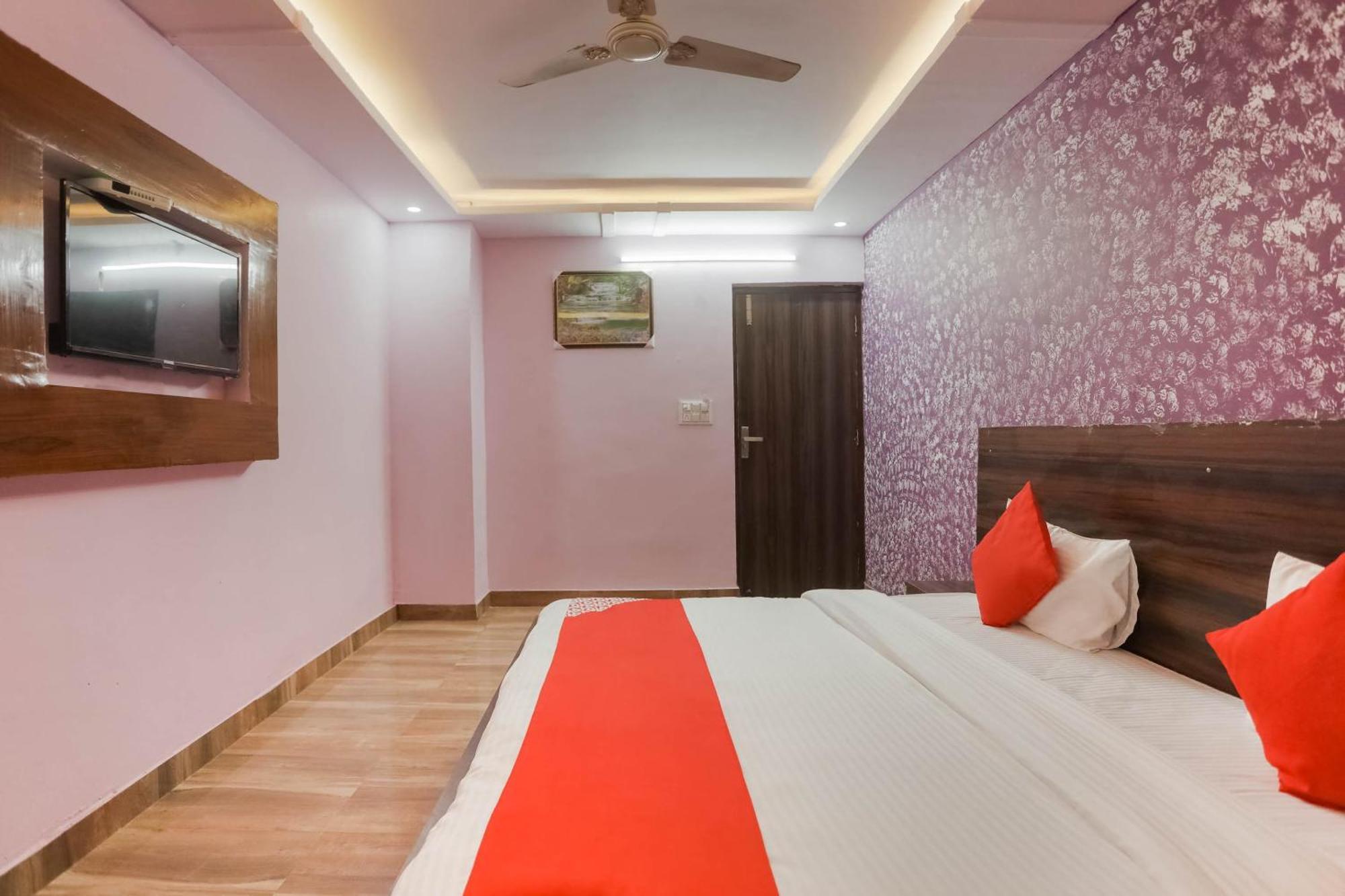 Hotel O Red Velvet Rooms & Banquet Faridabad Bagian luar foto