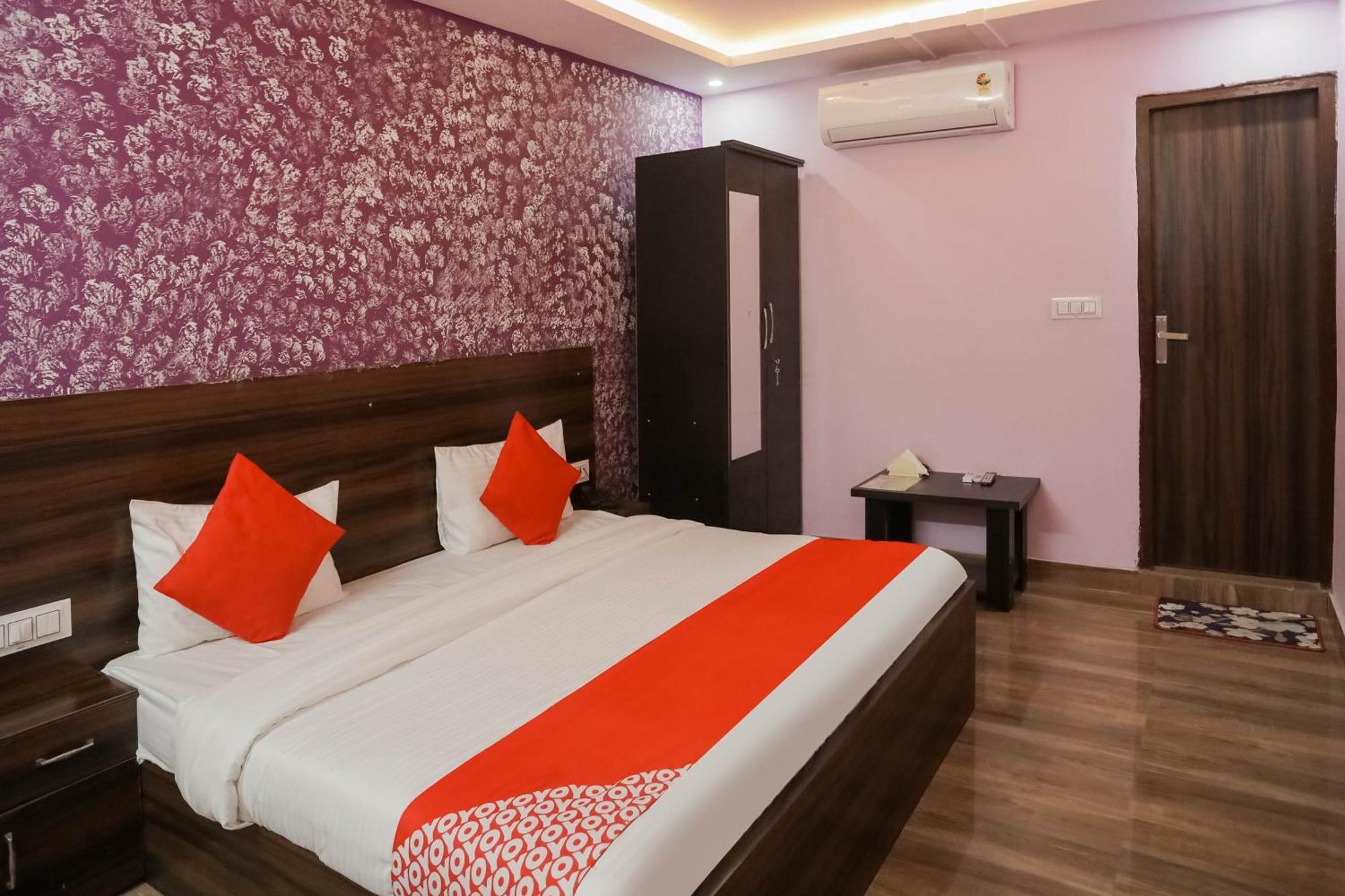 Hotel O Red Velvet Rooms & Banquet Faridabad Bagian luar foto