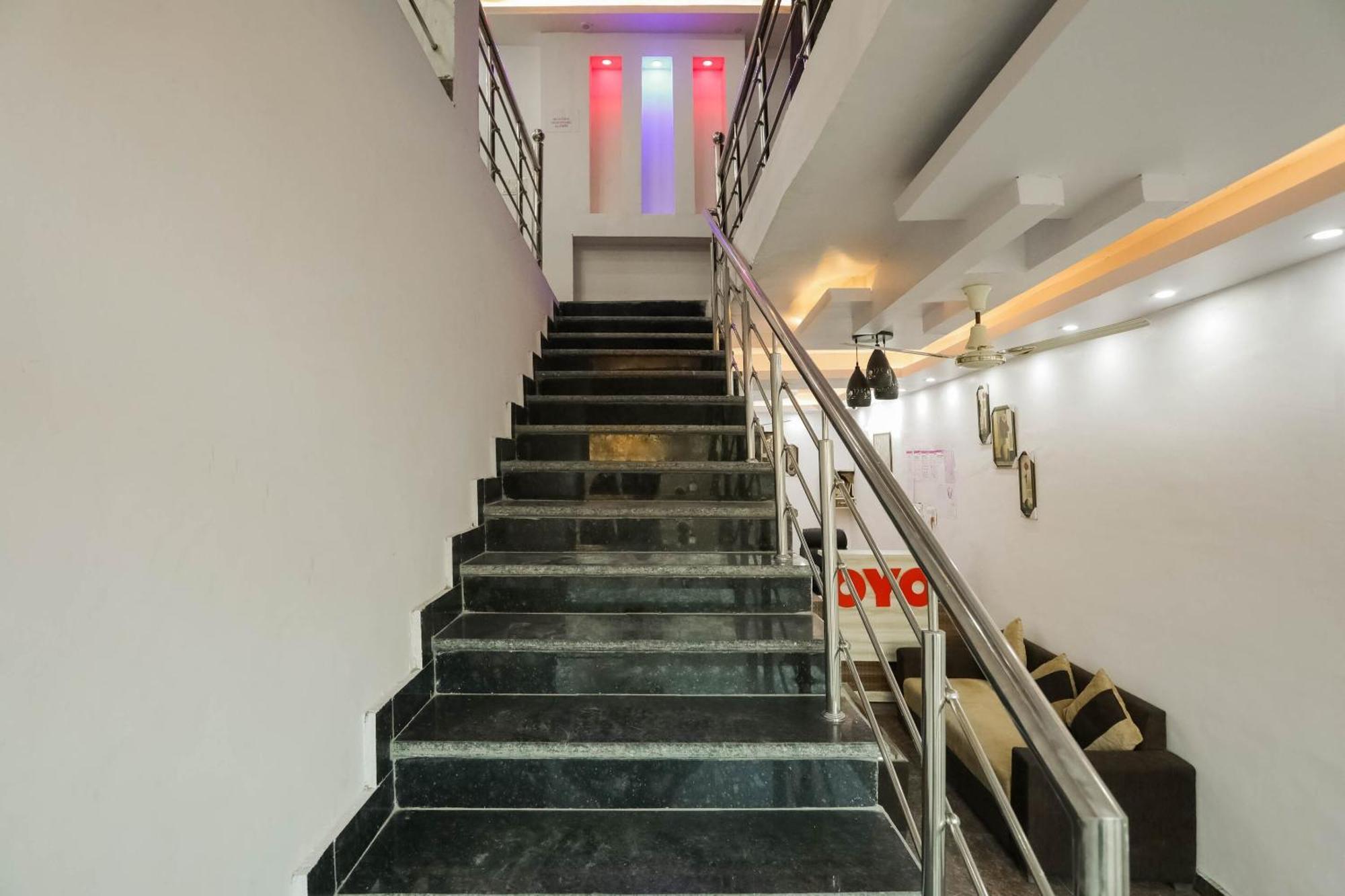 Hotel O Red Velvet Rooms & Banquet Faridabad Bagian luar foto